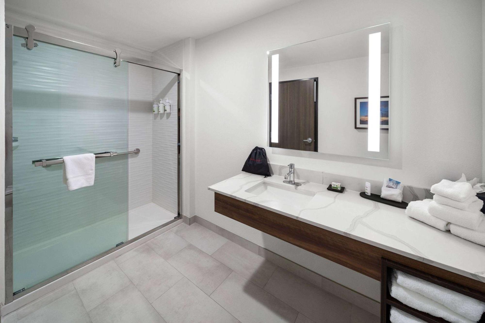 La Quinta Inn & Suites By Wyndham San Antonio At The Rim 外观 照片