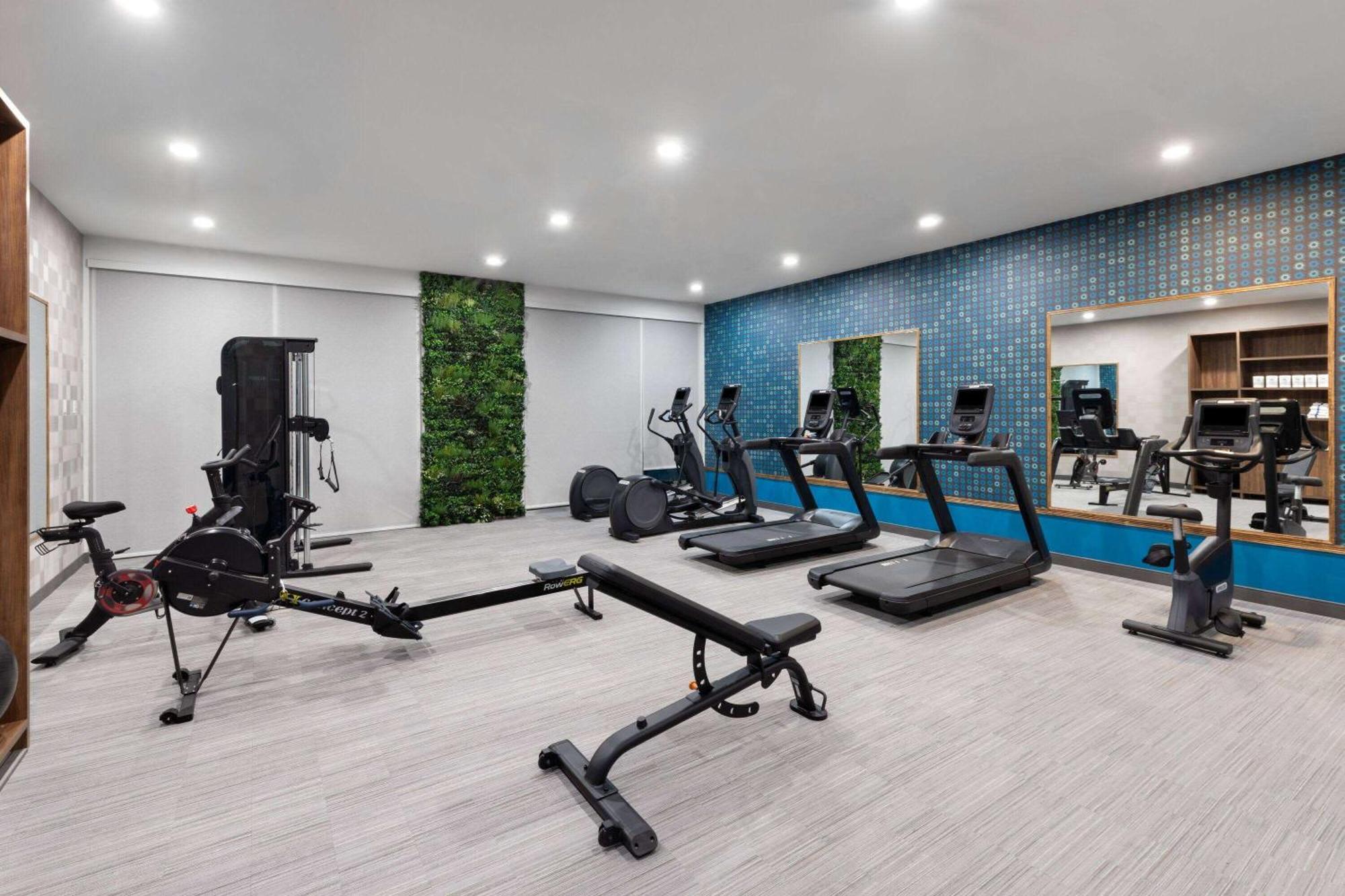 La Quinta Inn & Suites By Wyndham San Antonio At The Rim 外观 照片