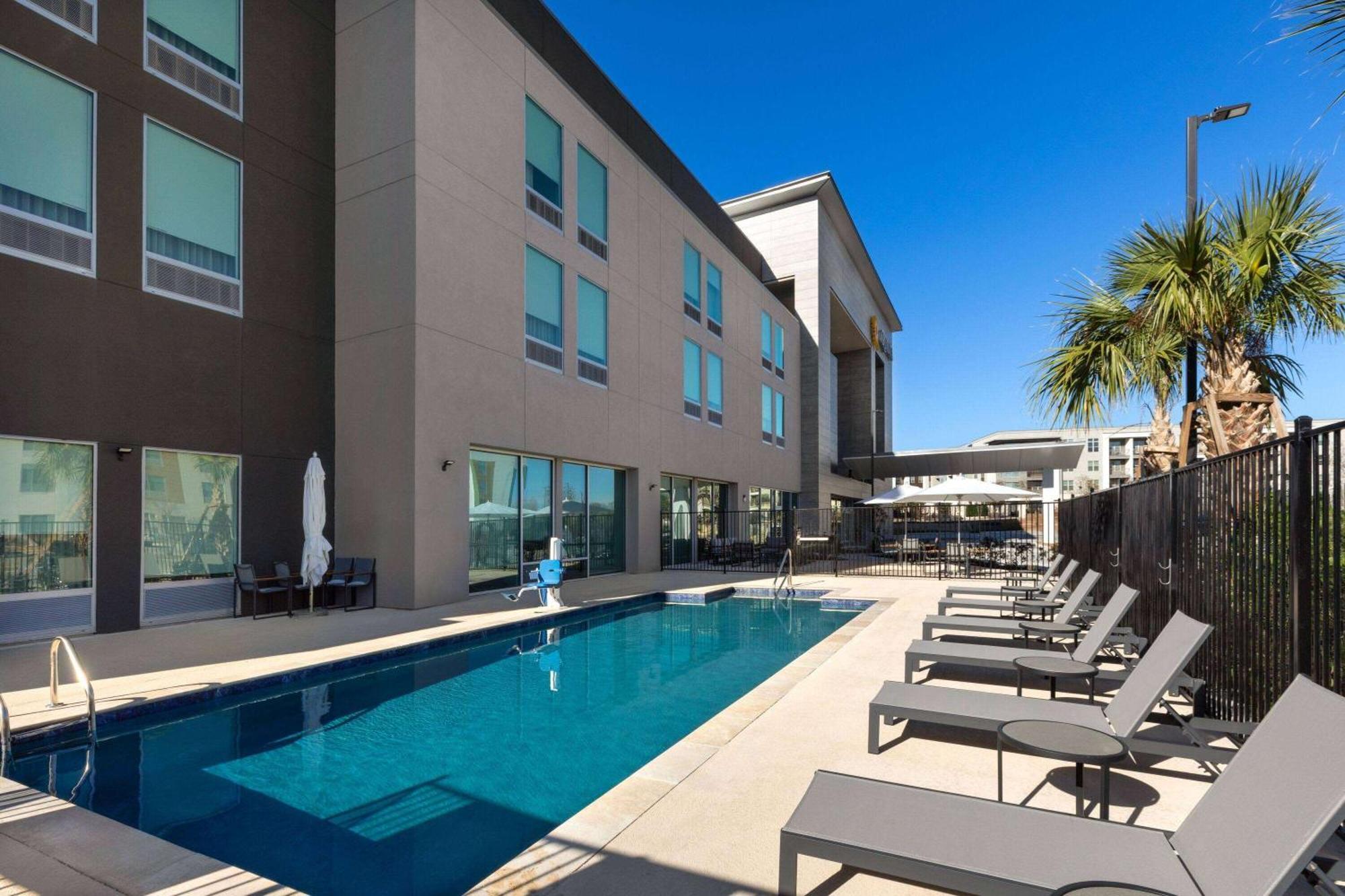 La Quinta Inn & Suites By Wyndham San Antonio At The Rim 外观 照片